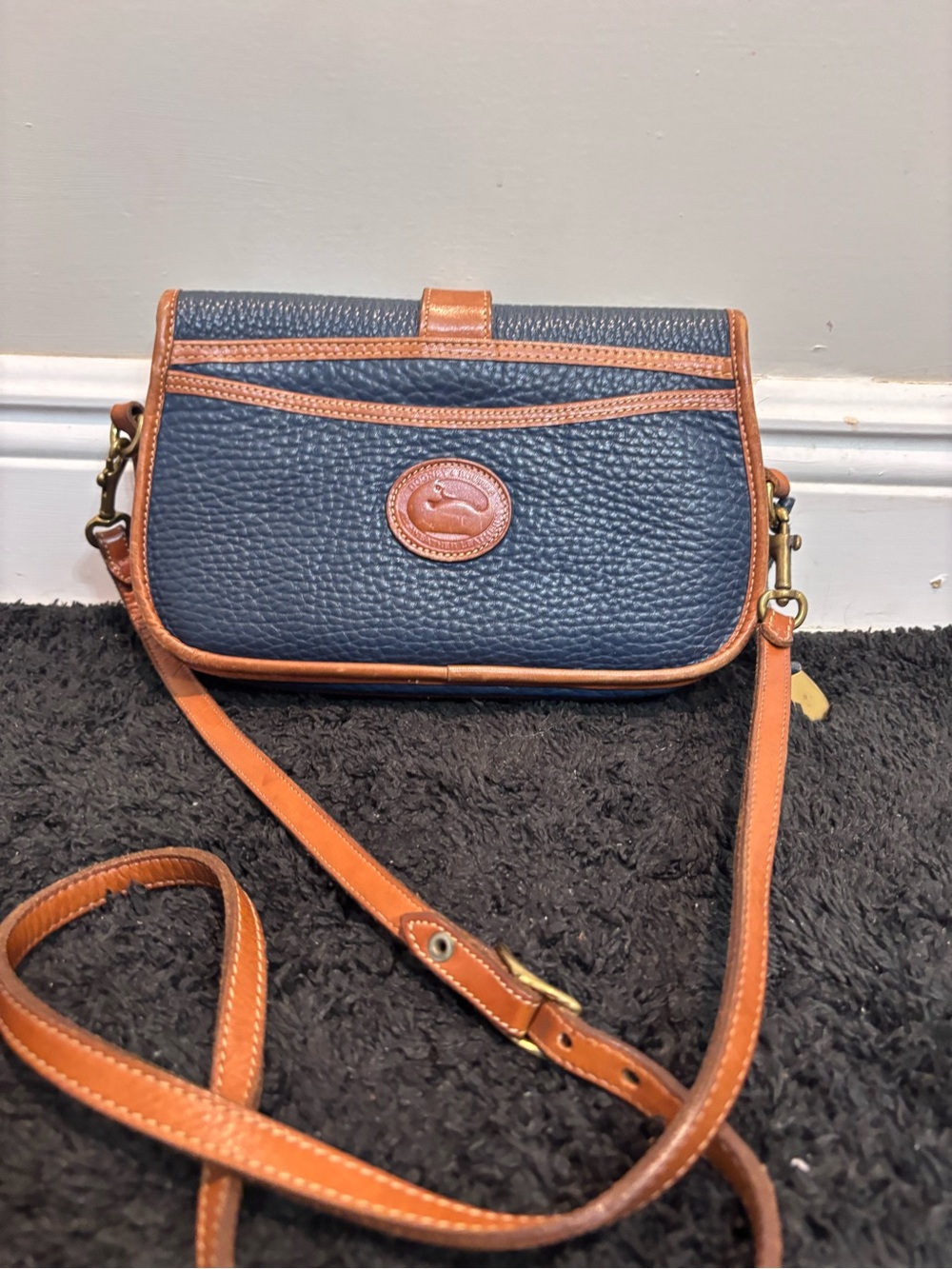 Vintage Dooney & Bourke All Weather Leather Over & Under Tack Navy British tan - Picture 2 of 9